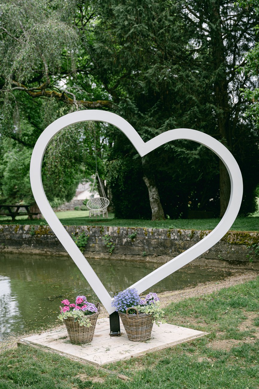 L'arche en cœur au bord de l'étang