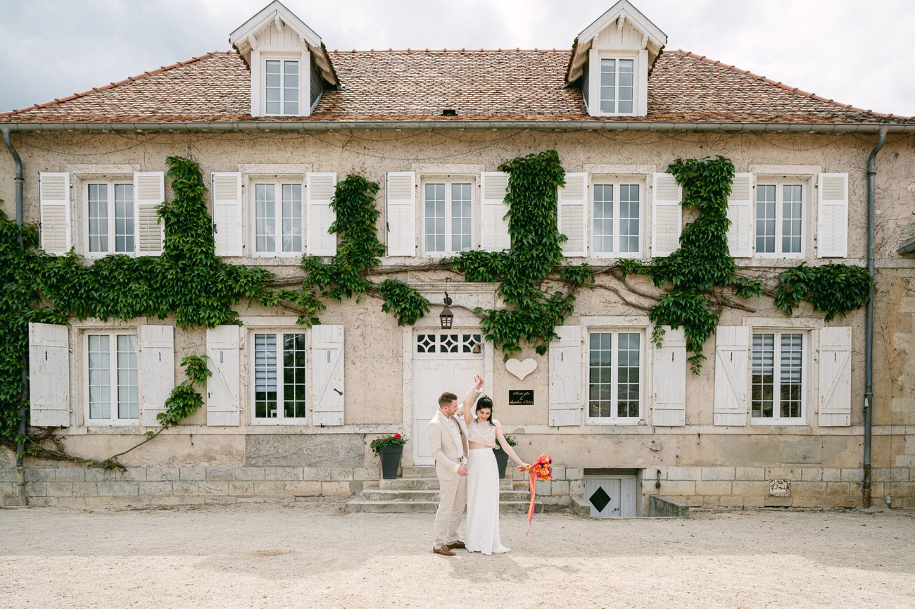 Les mariés devant la façade