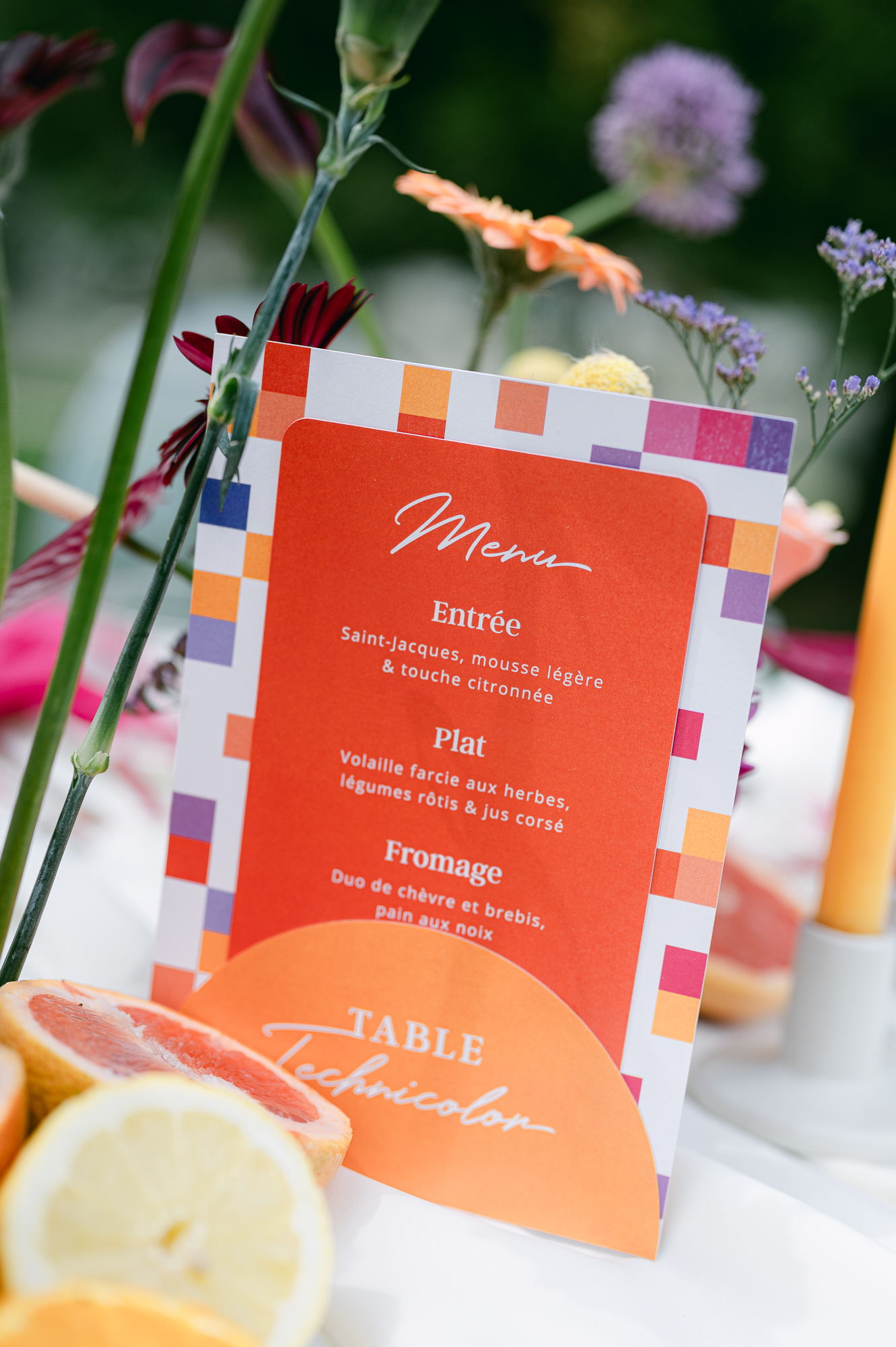 Menu et table aux couleurs vives