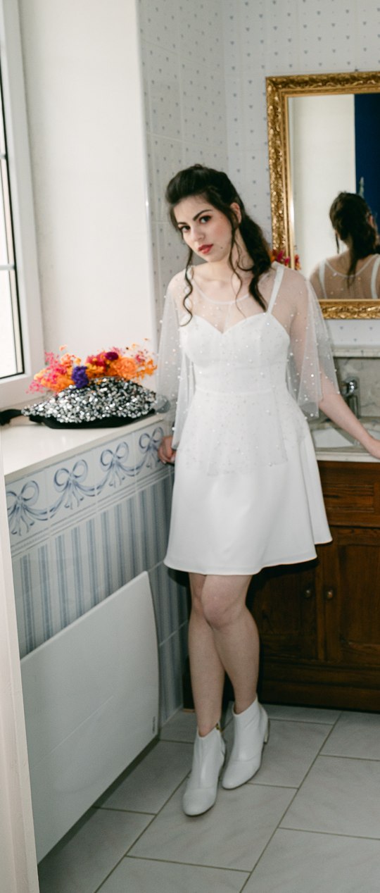 Nora en robe courte et bottines