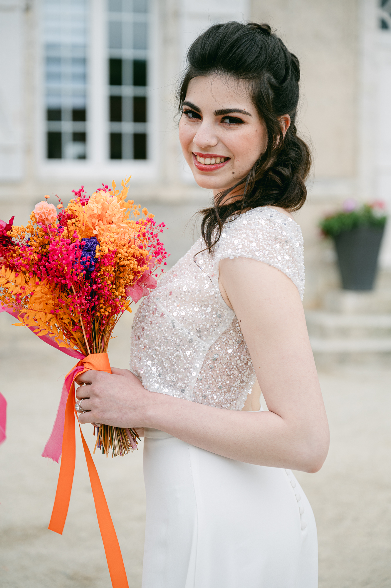 Nora de profil, coiffure et maquillage